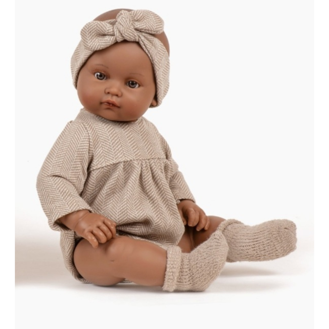 Minikane Poupée Bambinis Augustine habillée de sa barboteuse en chevrons beige et de son headband