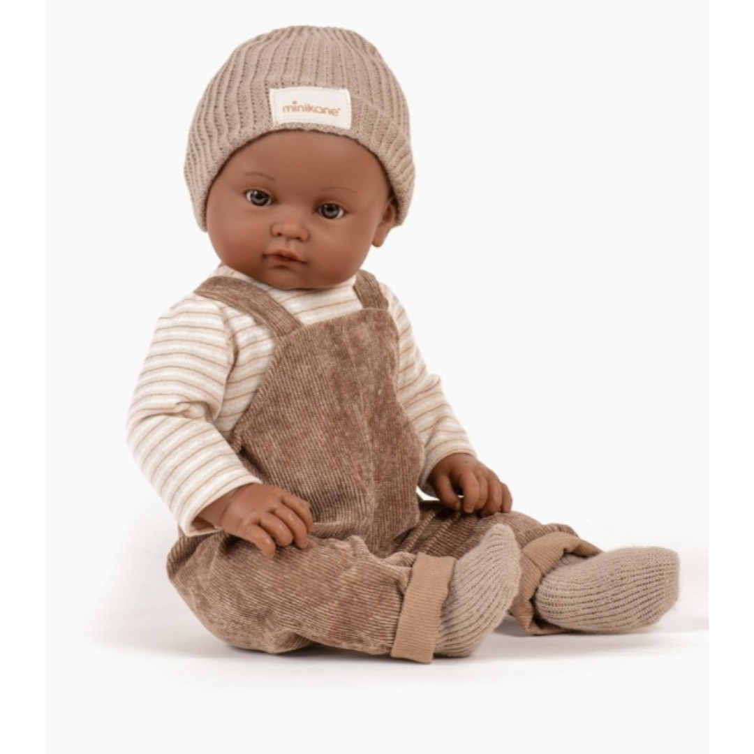 Minikane Poupon Augustin habillé de sa salopette en milleraie châtaigne