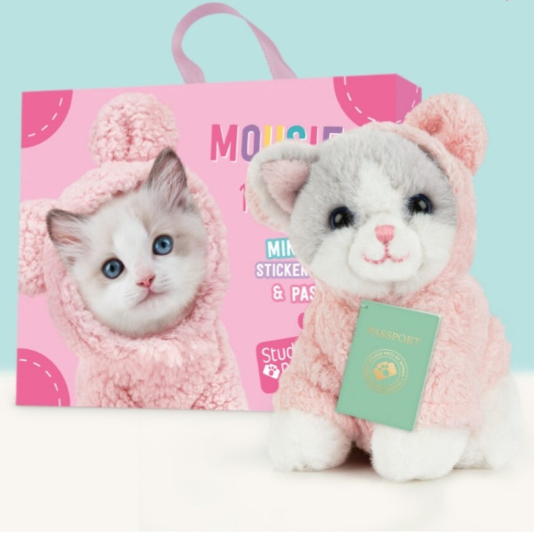 Studio Pets Peluche Mousie avec sa valise, son passeport et ses stickers