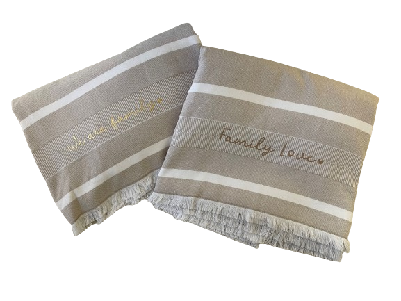 Fouta beige doublée écriture "We are family"