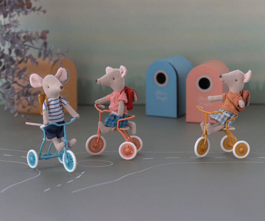 Maileg Souris Tricycle Grande Soeur et son sac - Rouge