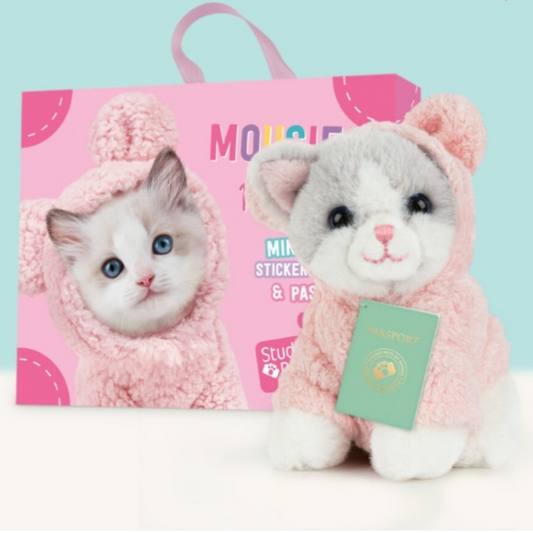 Studio Pets Peluche Mousie avec sa valise, son passeport et ses stickers
