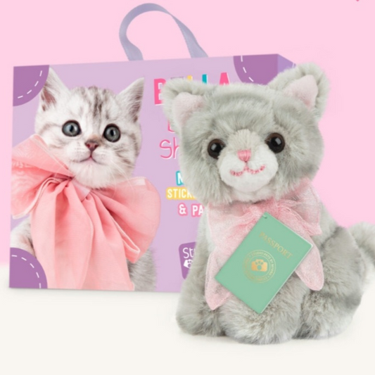 Studio Pets Peluche Bella avec sa valise, son passeport et ses stickers
