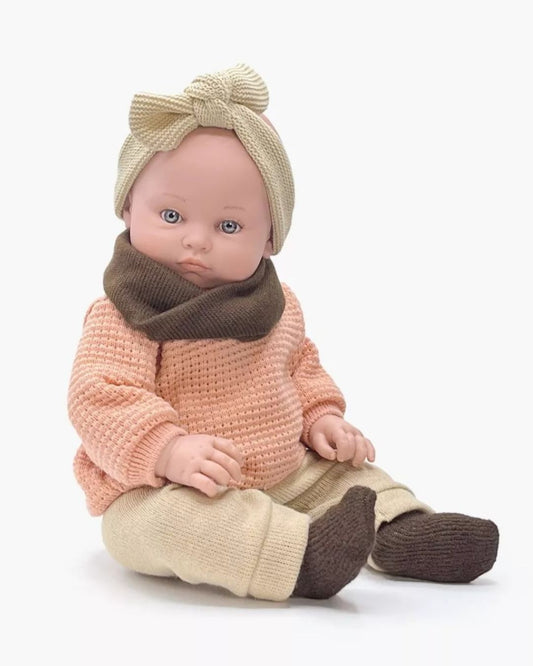 Minikane Poupée Bambinis Yaëlle habillée de ses habits d'hiver